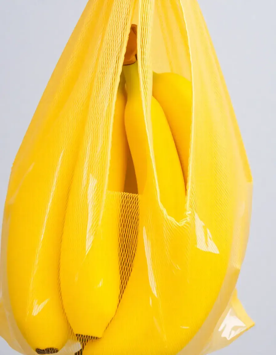 Gelbe Bananenreifungstasche auf einer Küchentheke für schnelles Reifen