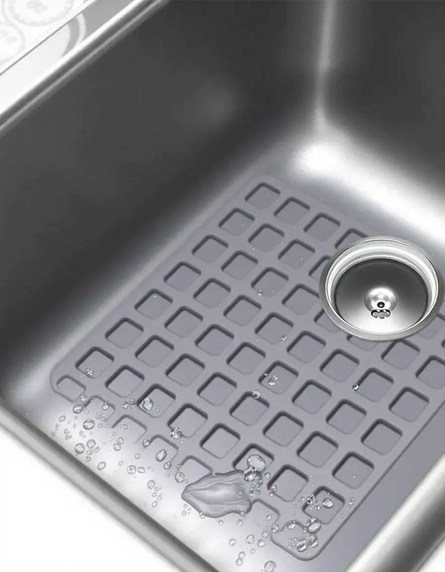 Graue Silikonmatte als Schutz für den Spülbeckenboden